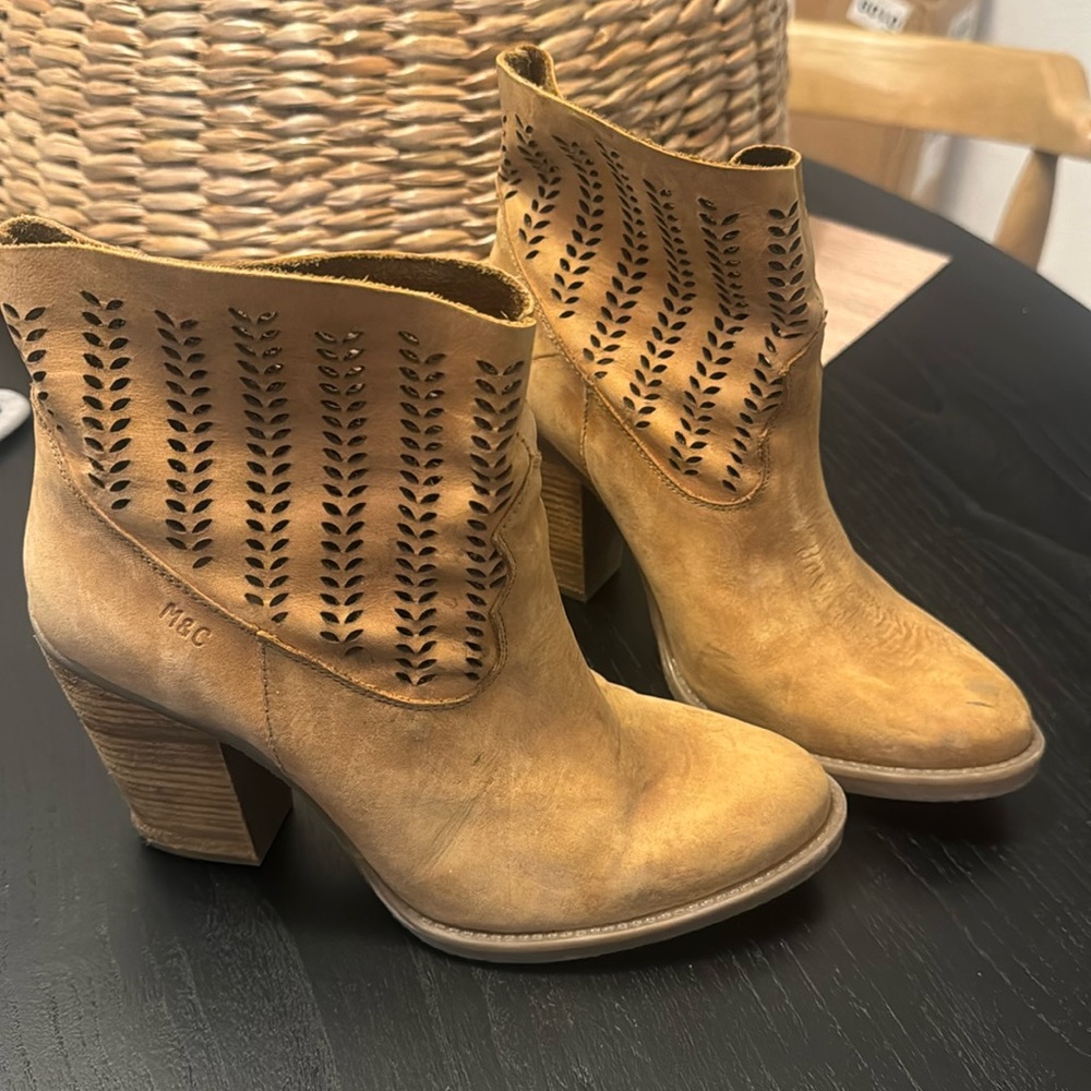 Size 7 in good condition Musse & Cloud booties. Western look